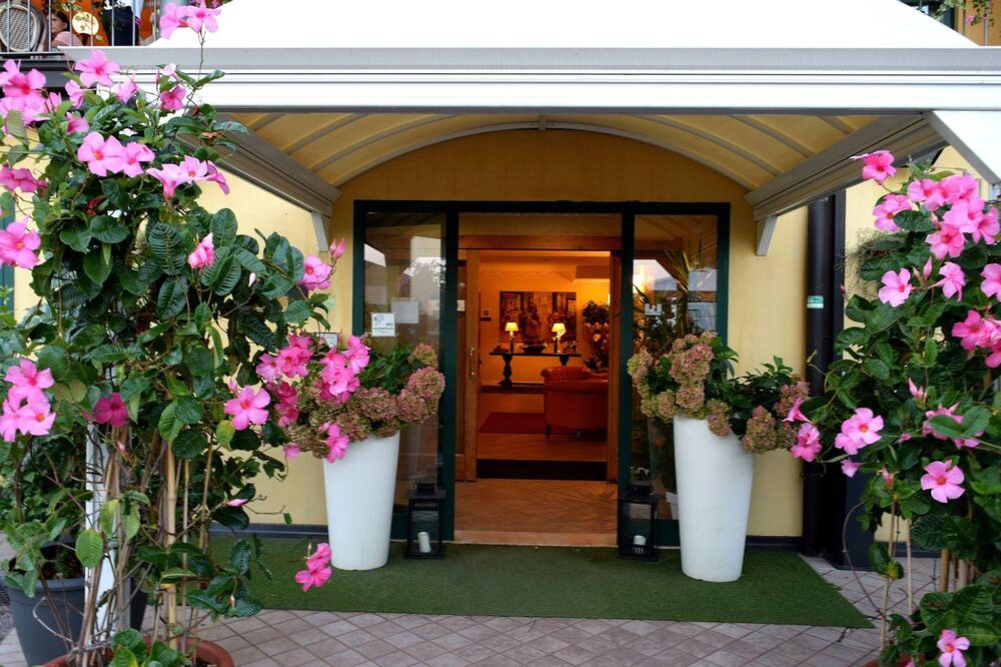 Ahg Riva Del Sole Hotel - Adults Only Moniga del Garda Экстерьер фото